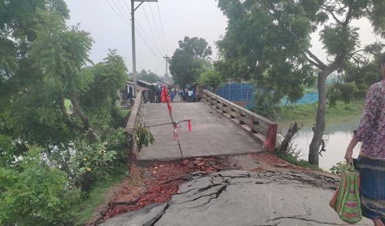 সাতক্ষীরায় এক সেতু ধ্বসে পড়ায় লক্ষাধিক মানুষের দুর্ভোগ