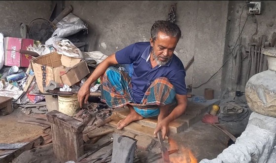 ঈদ ঘিরে দিনরাত কাজ করছেন শার্শার কামারশিল্পীরা