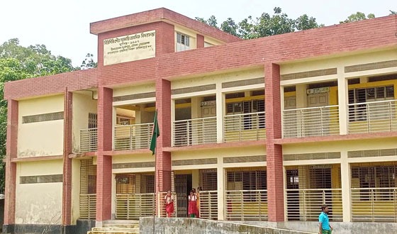 দুর্গাপুরের প্রাথমিক বিদ্যালয়ের সহকারী শিক্ষিকার বিরুদ্ধে অনিয়মের অভিযোগ