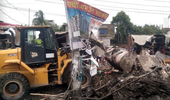 সরাইলে সওজের জায়গার শতাধিক অবৈধ স্থাপনা উচ্ছেদ