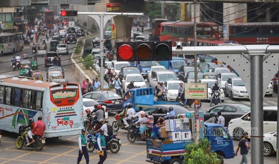 রাজধানীর সড়কে জ্বলে না ট্রাফিক সিগন্যাল বাতি