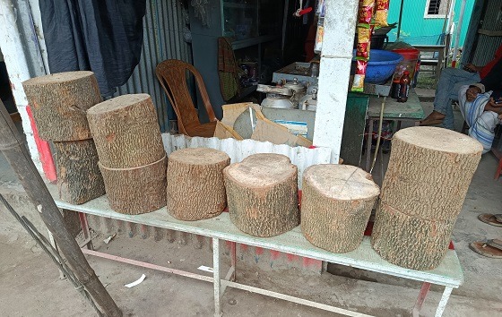 ঈদুল আজহাকে ঘিরে চাহিদা বেড়েছে তেঁতুল কাঠের খাইটার