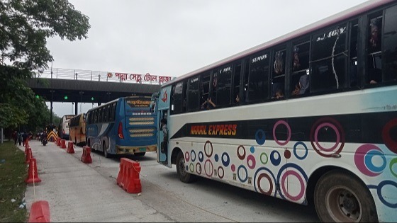 পদ্মা সেতুতে যানবাহনের বাড়তি চাপ, দুই পান্তের ১৬ টি টোল বুধ সচল