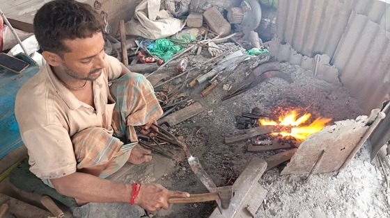 তানোরে ঈদকে সামনে রেখে শেষ মুহুর্তে টুং টাং শব্দে মুখরিত কামার পট্টী