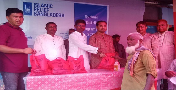 রাজারহাটে ১১২০ দুঃস্থ পরিবারের মাঝে মাংস বিতরণ