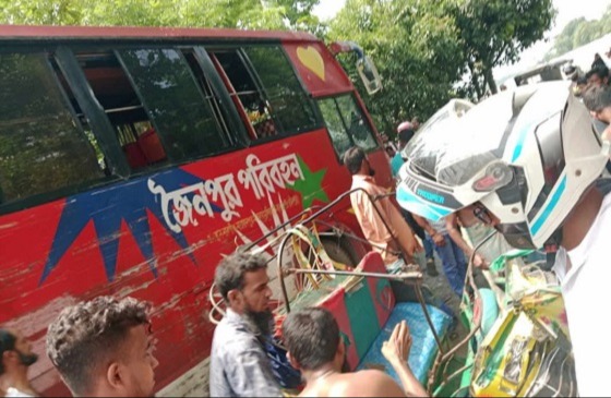 মতলবে বাসের ধাক্কায় সিএনজি চালকসহ নিহত ২, আহত ৫