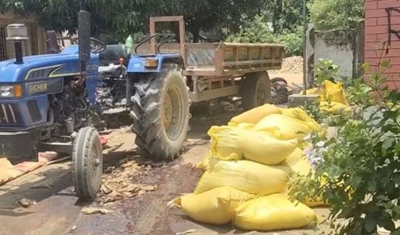 কোরবানীর পশুর সংগৃহীত চামড়ার দুর্গন্ধে বিপাকে এলাকাবাসী