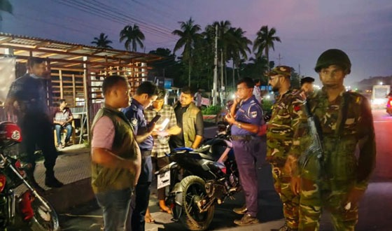 নড়াইলে চেকপোস্টে বাস ও মোটরসাইকেল আটক, জরিমানা