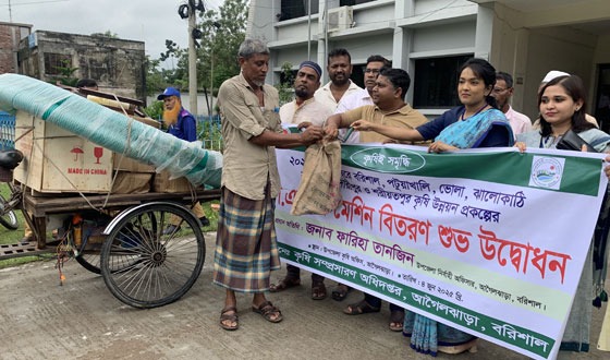 আগৈলঝাড়ায় কৃষকের মাঝে এল.এল.পি মেশিন বিতরণ