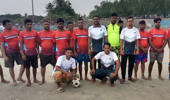 কয়রায় প্রীতি ফুটবল খেলায় দোকান মালিক সমিতি বিজয়ী