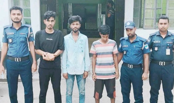 রূপসায় স্বামীর হাত-পা বেঁধে স্ত্রীকে সংঘবদ্ধ ধর্ষণ : আটক ৩