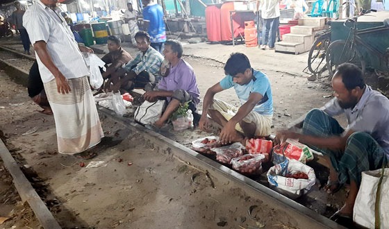সৈয়দপুরে রেললাইন ধারে কুড়িয়ে পাওয়া লিচুর হাট