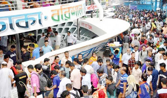 কর্মস্থলগামী যাত্রীদের কাছ থেকে বাড়তি ভাড়া আদায়ের অভিযোগ