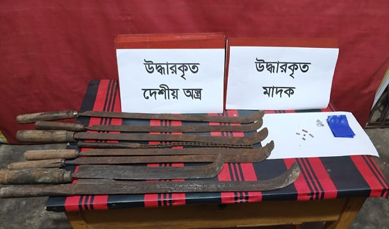 মতলব নায়েরগাঁও হতে মাদক এবং দেশীয় অস্ত্র উদ্ধার