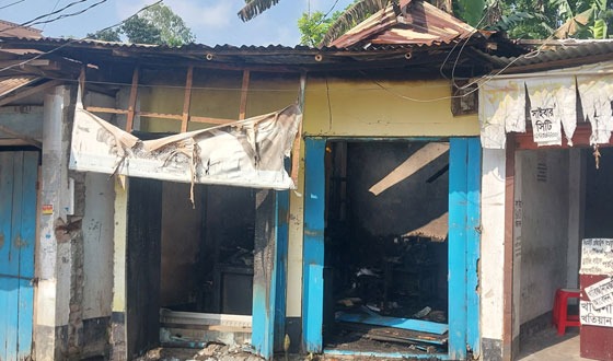 নাগেশ্বরীতে অগ্নিকান্ডের ঘটনায় দোকান পুড়ে ভস্মিভূত
