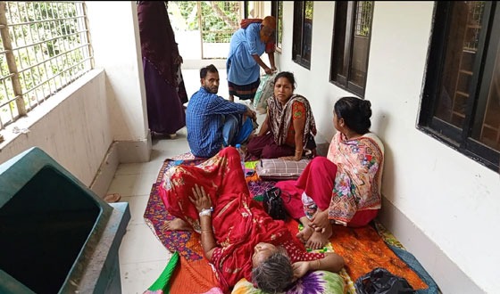 মান্দা স্বাস্থ্য কমপ্লেক্সে রোগীর চাপ চিকিৎসা নিচ্ছেন বারান্দাতে