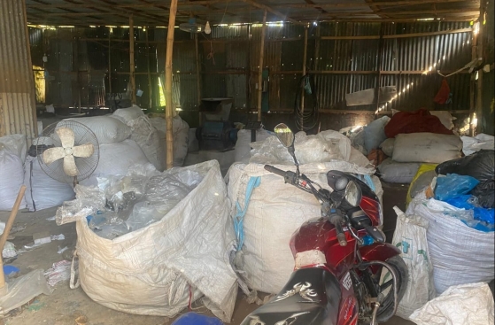 কাপাসিয়ায় নিষিদ্ধ পলিথিন কারখানায় সিলগালা