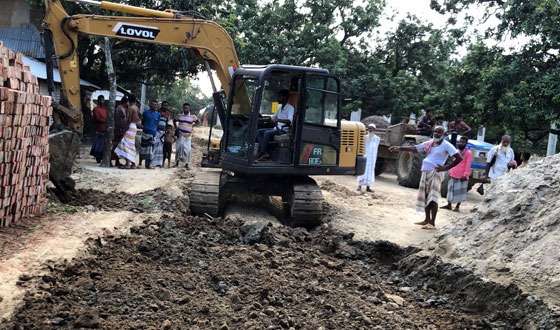 সাপাহারে কামাশপুর কাঁচা রাস্তা সংস্কার কাজ চলছে