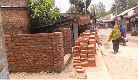 মান্দায় হাটের জায়গা দখল করে স্থাপনা নির্মাণ