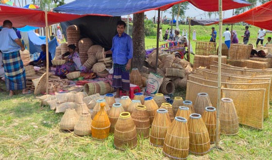 ক্ষেতলালে দুইশ বছরের ঘুড়ির মেলা