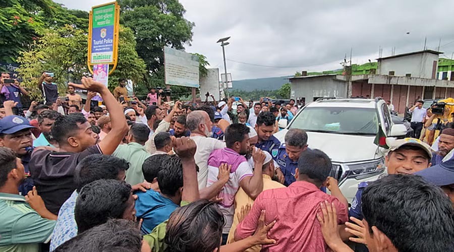 জাফলংয়ে দুই উপদেষ্টার গাড়িবহর আটকে শ্রমিকদের বিক্ষোভ