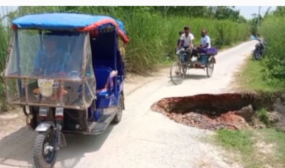 পাঁচবিবির ভাঙ্গা সড়ক পথচারীদের মরণ ফাঁদ