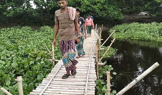 কালীগঞ্জে বেগবতি নদীর উপর বাঁশের সাকো চলাচলের একমাত্র ভরসা