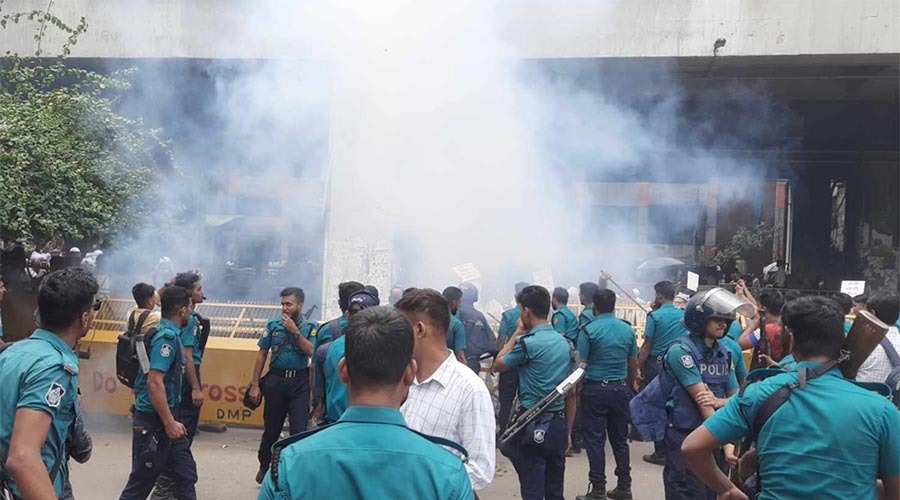 সচিবালয়মুখী লংমার্চে পুলিশের সাউন্ড গ্রেনেড ও লাঠিচার্জ