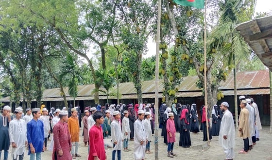 জরাজীর্ণ ভবনে চলছে মাদরাসা শ্রেণি কার্ষক্রম