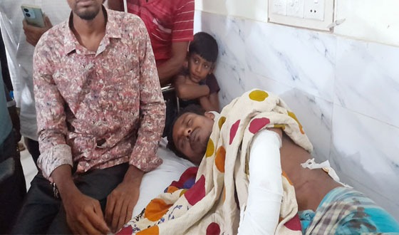 চিতলমারীতে ভ্যান চালককে কুপিয়ে জখম