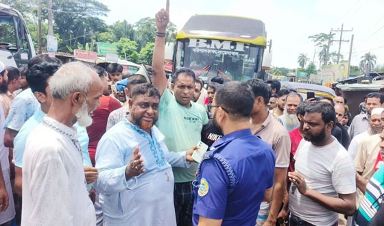 মহাসড়ক অবরোধ করে টরকী বন্দরের ব্যবসায়ীদের বিক্ষোভ