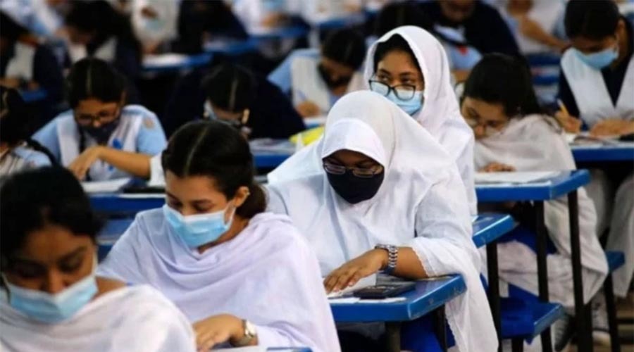 এইচএসসি পরীক্ষায় বাড়তি সতর্কতা: কেন্দ্রে বাধ্যতামূলক মাস্ক ও স্যানিটাইজার