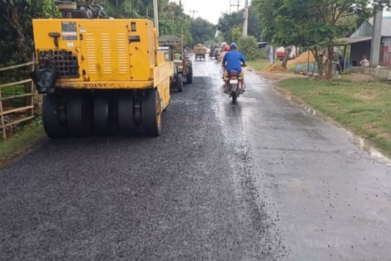 তানোরে সওজের সড়ক সংস্কারে নিম্নমানের সামগ্রীতে বৃষ্টির মধ্যেই কার্পেটিং