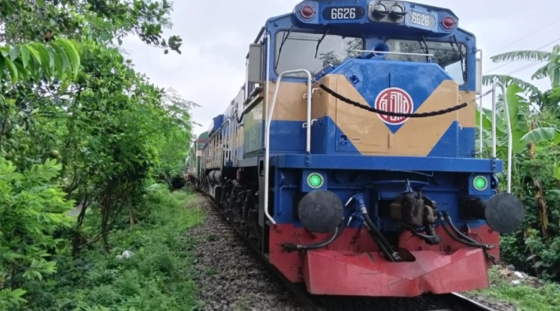 রাজশাহী-ঢাকা রুটে বৃষ্টিতে জটিলতায় মধুমতি এক্সপ্রেস ট্রেন