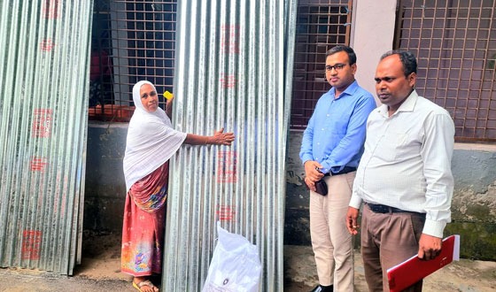 গোমস্তাপুরে ক্ষতগ্রিস্ত পরবিাররে মধ্যে টউেটনি ও র্অথ বতিরণ