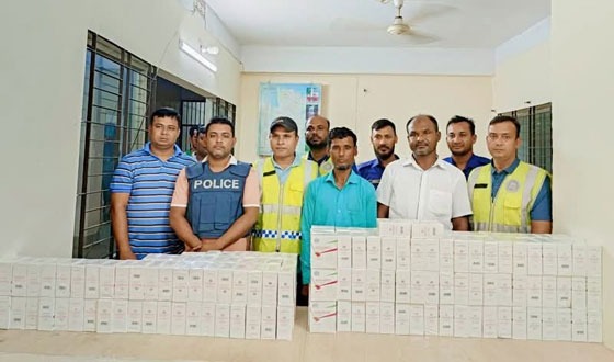 কমলগঞ্জে ৫ লক্ষাধীক টাকার বিদেশি সিগারেট সহ আটক ২