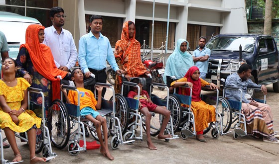 সিংড়ায় প্রতিবন্ধীরা পেল হুইল চেয়ার