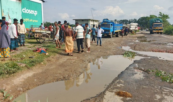 হিলিতে ট্রাকের চাকায় পিষ্ট হয়ে প্রাণ গেলো শিক্ষার্থীর