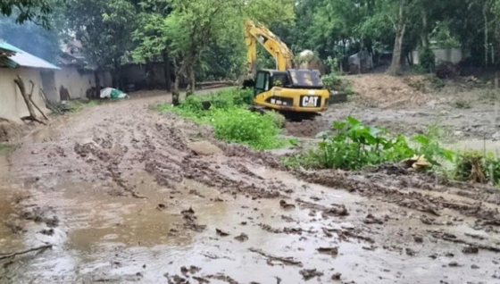 তানোরে পুকুর খননের মাটি বহনে পাঁকারাস্তা কাঁদায় পরিণত, ব্যবস্থায় উদাসিন কর্তৃপক্ষ