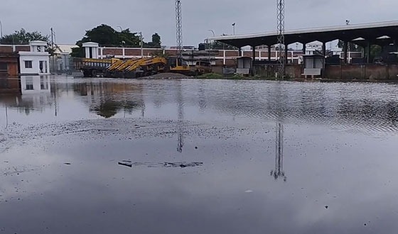 বেনাপোল বন্দরে হাঁটুপানিতে পণ্য খালাস, ব্যাহত পরিবহন কার্যক্রম