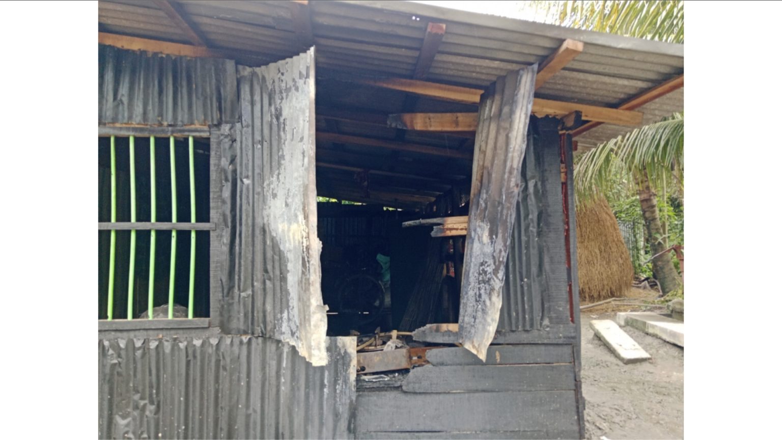 বাবুগঞ্জে গভীর রাতে বসত ঘরে আগুন দিয়েছে দুর্বৃত্তরা