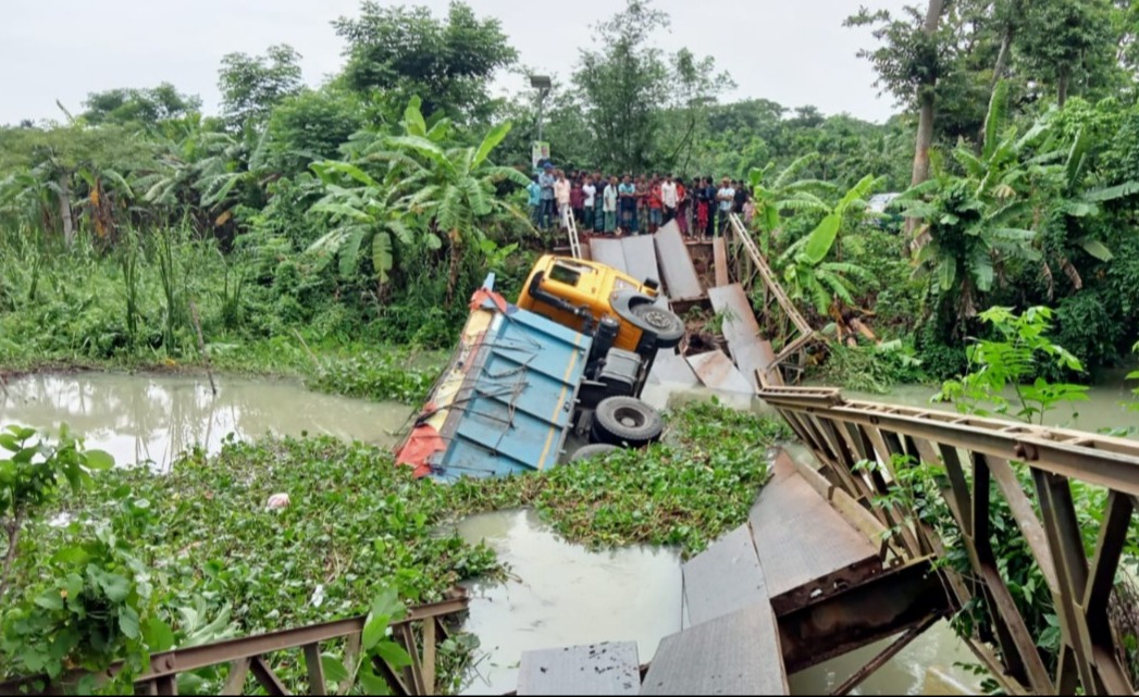 ইন্দুরকানীতে ব্রিজ ভঙে পড়েছে কয়লা বোঝাই ট্রাক, বন্ধ যান চলাচল