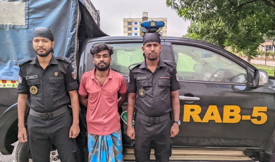 দুর্গাপুরে পিস্তল ও গুলিসহ শীর্ষ সন্ত্রাসী গ্রেফতার