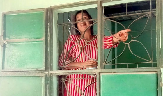 স্ত্রীর স্বীকৃতির দাবিতে স্বামীর বাড়ীতে এক নারীর অনশন