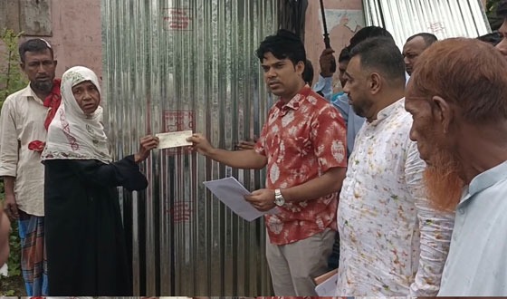 সেনবাগে টনেডোয় ক্ষতিগ্রস্থদের মাঝে সাহায্য প্রদান