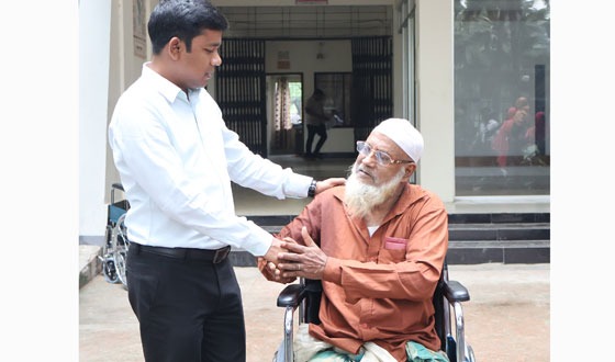 ক্ষুদে বার্তায় হুইল চেয়ার পেলেন ৮০ বছরের বৃদ্ধ