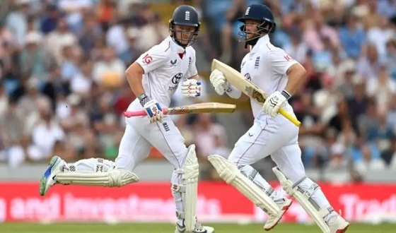 ওলি পোপের ব্যাটে পাল্টা লড়াইয়ে ইংল্যান্ড