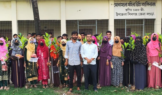 বগুড়ায় এইচএসসি বিদায়ী শিক্ষার্থীদের গাছের চারা বিতরণ