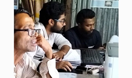 বাজিতপুর একটি ইউনিয়ন ভূমি কর্মকর্তা, ছেলে ও তার বন্ধুকে নিয়ে অফিস চালান