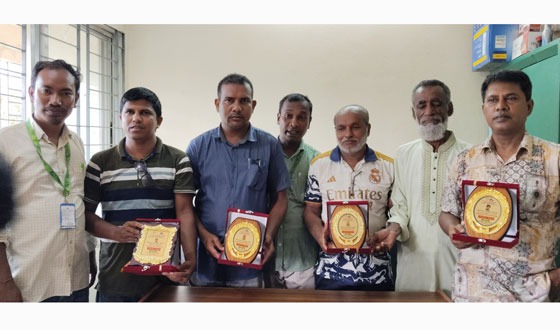 রাণীশংকৈলে ইএসডিও’র কর্তৃক আয়োজনে ক্রেস্ট প্রদান